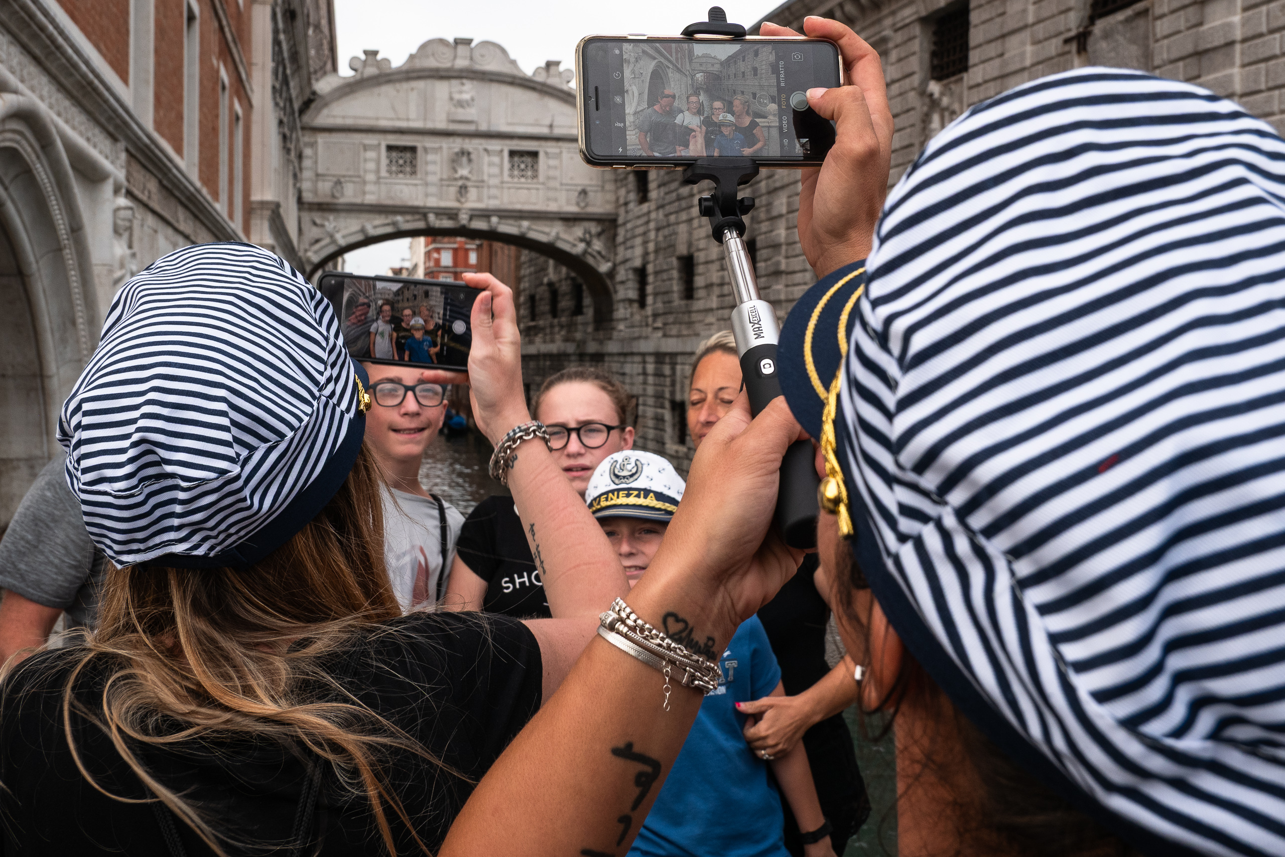 Selfie-Sticks vor der Seufzerbrücke